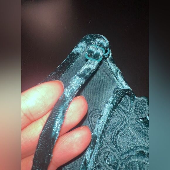 ODDY Velvet Emerald Green spaghetti Strap Top with Lace floral Size 1XL NWT - Picture 5 of 8